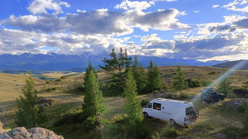 Автомобиль с автопалаткой на фоне лесного маршрута