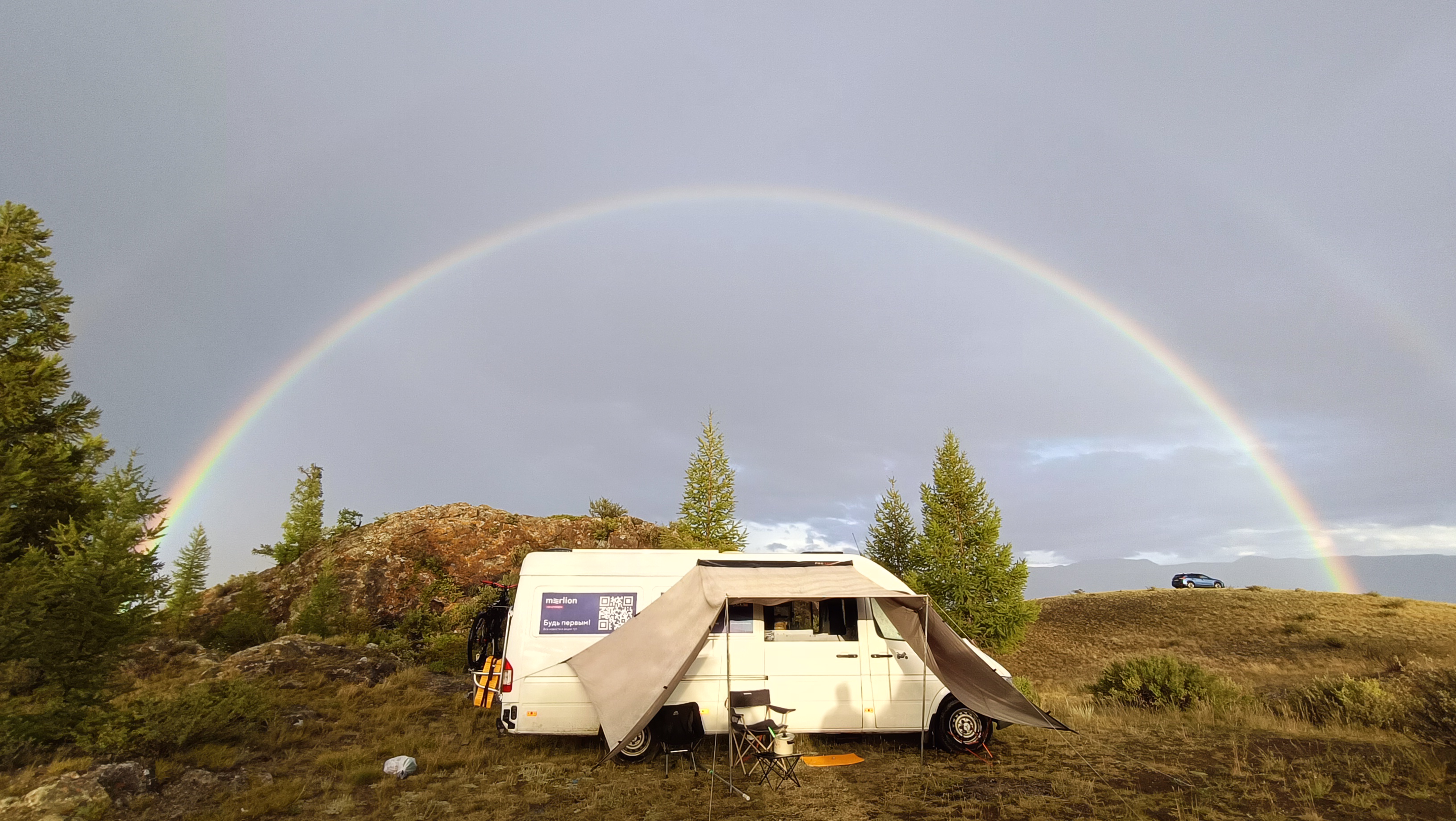 Радуга над пейзажем — путешествия с автопалаткой на крыше, природа и свобода маршрута